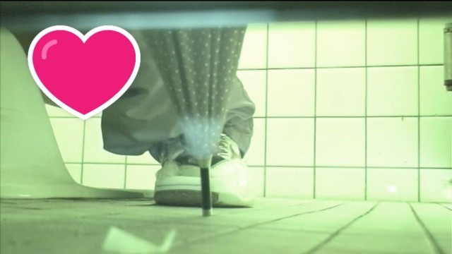 体育館トイレ潜入手撮り 前アングル 暗視編